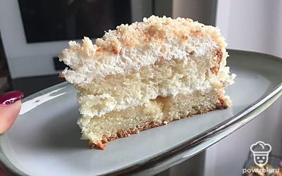 Остудите торт 8 часов в холодильнике. Подавайте порционно!