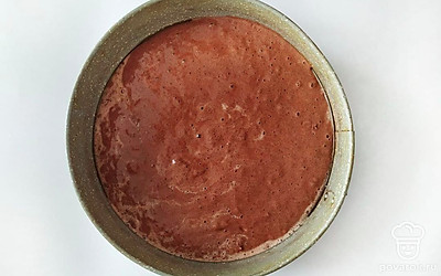 Тесто вылейте в форму и разровняйте. Поставьте бисквит выпекаться в духовку, разогретую до 180С, на 30 минут.