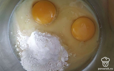 Приготовьте крем: перемешайте сгущенку, муку, яйца и ванилин. Постепенно влейте молоко и варите смесь на тихом огне, помешивая. Дайте крему остыть, а затем взбейте его со сливочным маслом.