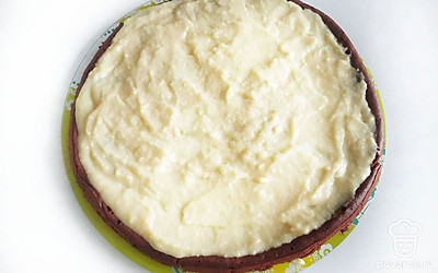 Разрежьте бисквит на 2 части. Сверху на корж выложите крем. Накройте корж с кремом вторым коржом, полейте сверху шоколадной глазурью и произвольно украсьте. Поставьте торт на пропитку в холодильник на несколько часов.