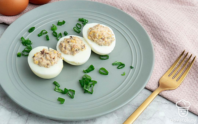 Фаршированные яйца сайрой и майонезом — Рецепт с фото