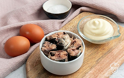 Подготовьте все ингредиенты. Заранее отварите яйца.