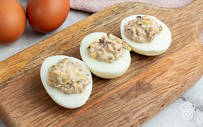 Полученную смесь выложите в готовые половинки яичного белка.