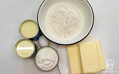 Муку просейте, чтобы насытить ее кислородом, сливочное масло достаньте из холодильной камеры для размягчения, куриное яйцо помойте водой от мусора и грязи.