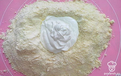 Для приготовления теста на коржи в чаше блендера смешайте муку и сливочное масло и измельчите массу в крошку. Готовую мучную крошку выложите на стол, добавьте к ней куриное яйцо и сметану и тщательно перемешайте ингредиенты, замесив тесто с гладкой и однородной текстурой. Замешенное тесто отправьте в холодильную камеру на полчаса.