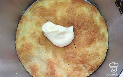 Пока коржи остывают, приготовьте крем для торта: в глубокой миске соедините размягченное сливочное масло и сгущенное молоко и взбейте ингредиенты до пышной массы. Остывший корж выложите на большое плоское блюдо, тщательно промажьте его приготовленным кремом, накройте следующим коржом и также его промажьте кремом. Повторяйте аналогичные шаги со всеми коржами и кремом. Собранный торт отправьте в холодильную камеру на 3 часа, после чего посыпьте его крошкой из остатков коржей и снова поместите торт в холодильник на 1 час для пропитывания.