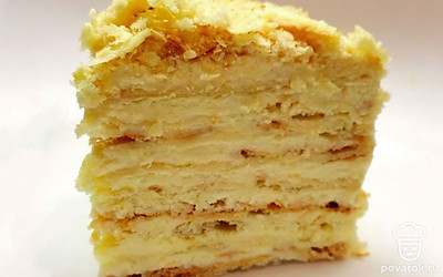 Тающий во рту домашний торт со сливочным кремом украсьте шоколадной крошкой и свежими фруктами, разрежьте десертное лакомство на порционные кусочки и подавайте торт в сочетании со свежезаваренным чаем или кофе.