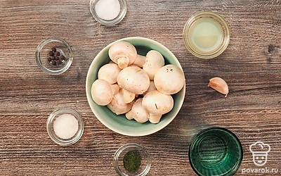 Шампиньоны вымойте и обсушите бумажными полотенцами. Чеснок очистите от кожицы и измельчите удобным для вас способом. Приготовьте стерилизованные банки небольшого размера и капроновые крышки.