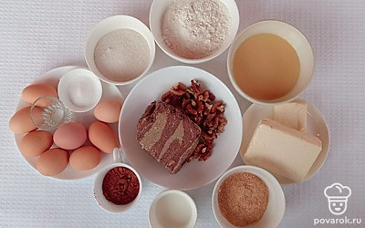 Вытащите все ингредиенты из холодильника, просейте муку, ростерите халву.