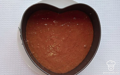 Взбейте желтки с яйцами добела и насыпьте гашеную муку. В растертую халву насыпьте муку, взбейте белки до пены. Совместите белки и халву. Разделите тесто на 3 части, выпеките 3 коржа по 15 минут при 180 C. Проверяйте готовность шпажкой. Взбейте масло до бела и по чуть-чуть налейте сгущенку.