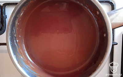 Соберите торт. Готовые коржи разрежьте на 2 части. На каждый слой мажьте крем, который сделали, по желанию добавьте орехи. Внешне собирайте торт как вам больше нравится. Торт облейте Глазурью.