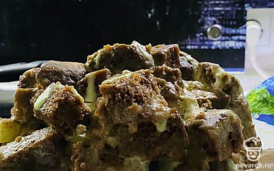 При желаниями можно украсить орехами.