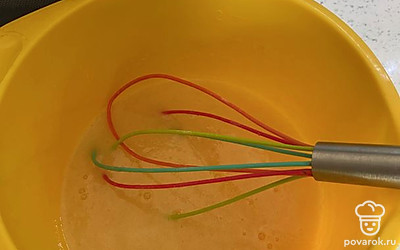 Взбить яйца. Маргарин растопить, добавить в яйца.