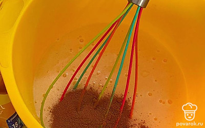 Добавить 3 столовые ложки какао, соды, 150 грамм сахара, все перемешать тщательно.