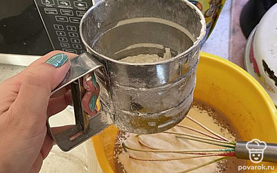 Разрыхлитель перемешать с мукой и добавить в тесто и перемешать.