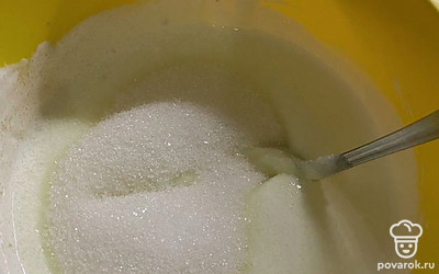 Для крема смешать сметану с 150 грамм сахара.