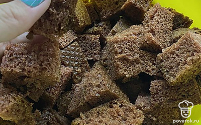 Бисквит нарезать кубиками и обмакнуть к в креме и выстроить торт.