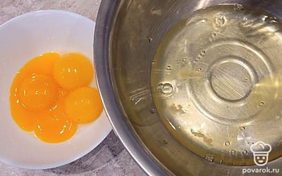 Сначала будем готовить бисквит. Форма, в которой будем готовить тесто, должна быть чистая и сухая! Яйца комнатной температуры! Белки отделяем от желтков.