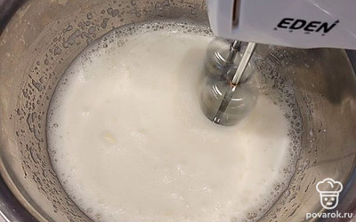 Добавляем к белками щепотку соли и начинаем взбивать миксером. Постепенно добавляем сахар, не переставая взбивать, миксер водим в одном направлении. Взбиваем до устойчивых пиков, чтобы при переворачивании посуды, белки не выливались. У меня ушло на это минут 6.