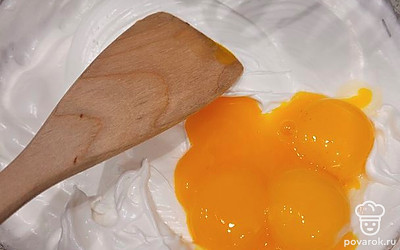 К белками вводим желтки. Важно: мешать лопаткой (лучше силиконовой) в одном направлении и снизу вверх, чтобы белки не упали (если взбивали миксером по часовой стрелке, то теперь продолжаем месить по часовой, но ещё и снизу вверх)!