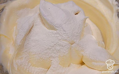 Постепенно добавляем просеянную муку, месим в том же направлении и снизу вверх. В конце добавить разрыхлитель.