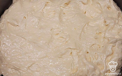 Выкладываем тесто в форму (форму не смазывать!). Отправляем в разогретую духовку на 35 минут при 180 градусах.