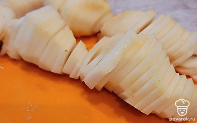 Нарезаем начинку. Можно использовать любые фрукты, да и вообще любой наполнитель. У меня много груш, поэтому нарезаю их. Толщина нарезанных фруктов должна быть примерно одинаковой.