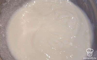 Делаем пропитку. Сметану смешиваем с сахаром, ориентируйтесь на свой вкус, учитывая, что бисквит будет несладким. 