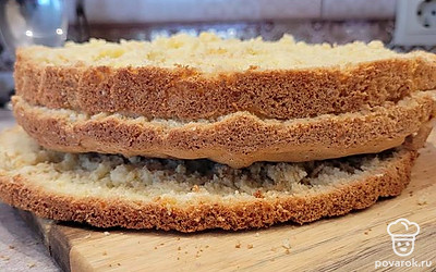 После извлечения бисквита, ему нужно немного остыть. Далее нарезаем его на коржи. У меня в итоге будет 4 коржа и 3 слоя начинки.