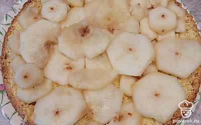 Выкладываем на корж начинку.