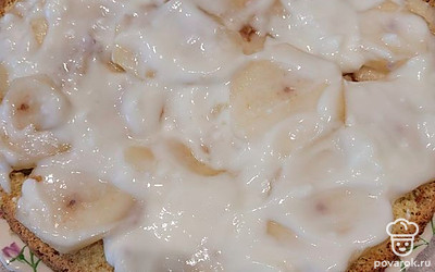 На начинку выливаем часть пропитки.