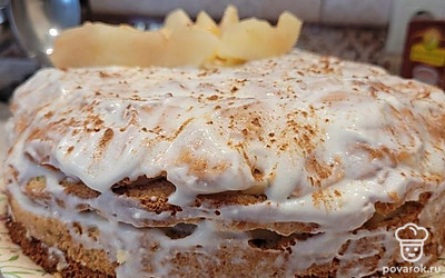 Таким образом выкладываем все слои торта. Рассчитываете, что последний слой нужно будет поливать сверху и промазывать бока. Верхушку можно украсить (я сделала немного какао и груши). Отправляем торт в холодильник на 6-7 часов, чтобы пропитался.