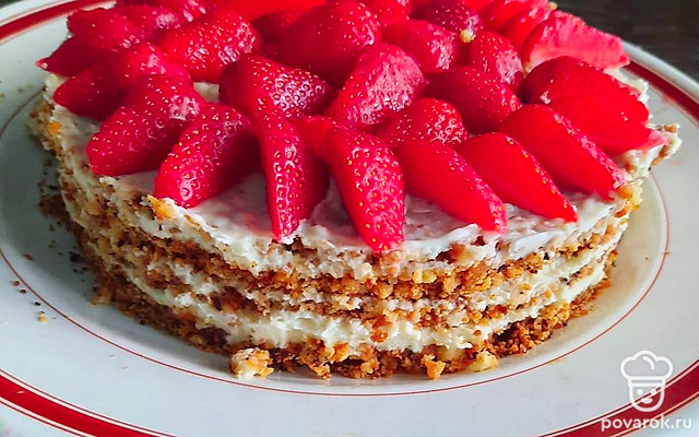 Нежный торт Пломбир с клубникой без выпечки и печенья — Рецепт с фото
