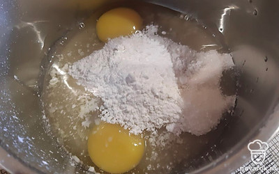 В кастрюльку положить яйца, 150 граммов сахара, крахмал, ванильный сахар.