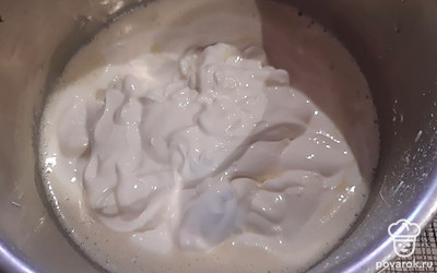 Добавить сметану, перемешать, поставить на огонь, все время мешать и варить после закипания 3 минуты.