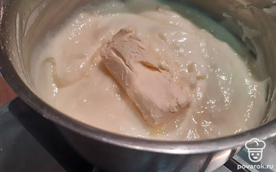 В готовый крем добавить 50 граммов сливочного масла, перемешать. Крем остудить.