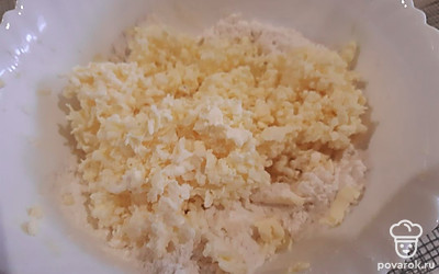 150 граммов ледяного сливочного масла натереть на терке, соединить с мукой и оставшимся сахаром.