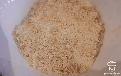 Растереть масло с мукой в мелкую крошку. 