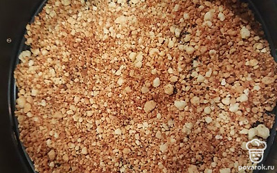 Разделить крошку на 2 части, обжарить их на сухой сковороде до золотистого цвета, постоянно помешивая.