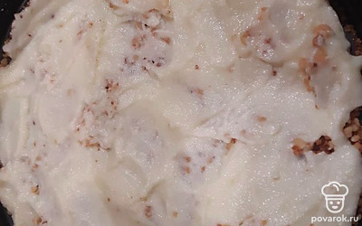 В форму насыпать часть крошки и смазать кремом.