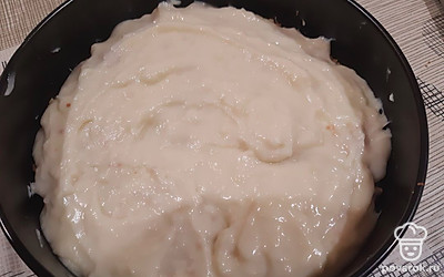 Далее опять насыпать часть крошки, промазать кремом. Примерно получается 6 коржей торта.