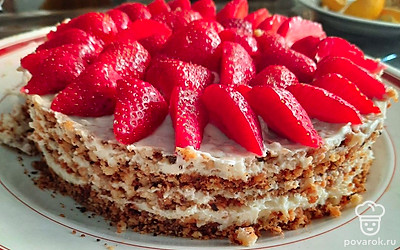 Переложить торт из формы на тарелку, украсить клубникой.