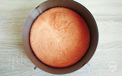 Для приготовления светлого коржа взбейте яйца с сахаром и щепоткой соли до пышности и увеличения массы в объеме. Добавьте сметану и сгущенное молоко, перемешайте. Введите просеянную муку с разрыхлителем. Затем вылейте 1/3 часть теста в форму, застеленную пергаментом и выпекайте в разогретой до 180 градусов духовке 15-20 минут.