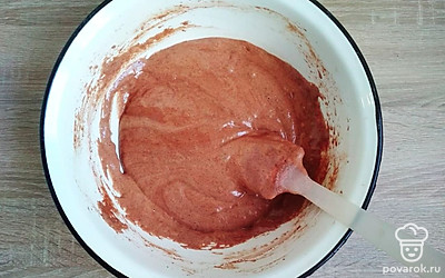 Приготовьте коричневый корж. В оставшееся тесто просейте какао и хорошо перемешайте. Вылейте тесто в форму и выпекайте в духовке до готовности. Можно выпекать два коржа в два захода, а можно приготовить один корж и разрезать его на две части.