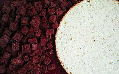 Белый корж извлеките из формы, при необходимости подрежьте края и верхушку, чтобы основа была ровной. Шоколадные коржи порежьте небольшими кубиками.