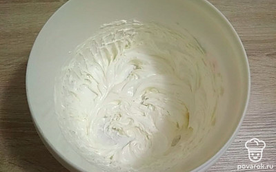 Для приготовления крема соедините сметану с сахаром в отдельной посуде и оставьте на время, чтобы сахар растворился. Мягкое сливочное масло взбейте миксером до пышности. Добавьте к маслу сметану с сахаром и ванилин, перемешайте до однородности.