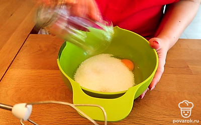 В отдельной миске смешиваем 2 яйца и 160 гр сахара. Хорошенько взбиваем.