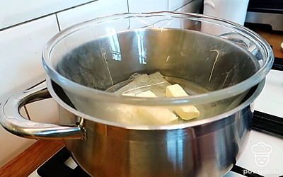 Делаем водяную баню и отправляем на нее растапливать 100 гр. сливочного масла.