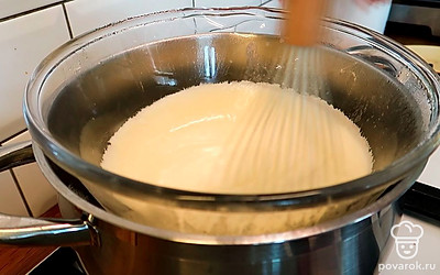 Добавляем в масло 2 столовые ложки меда и доводим до кипения. Как только начинаем закипать, добавляем содержимое первой миски и соды. Продолжаем нагревать, непрерывно помешивая. Масса начнет увеличиваться в размерах.