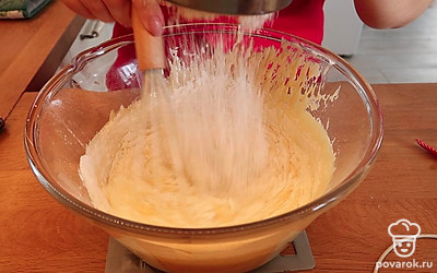 Снимаем массу с огня и начинаем вводить муку. Замешиваем тесто.